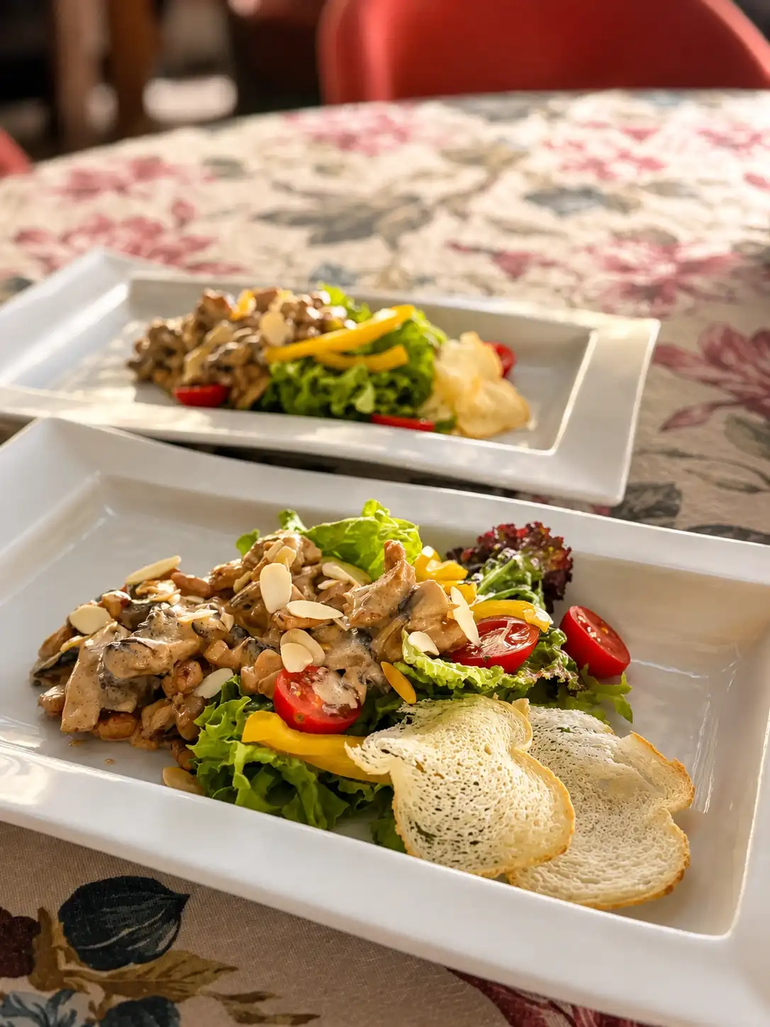 Тёплый салат с курицей и грибами